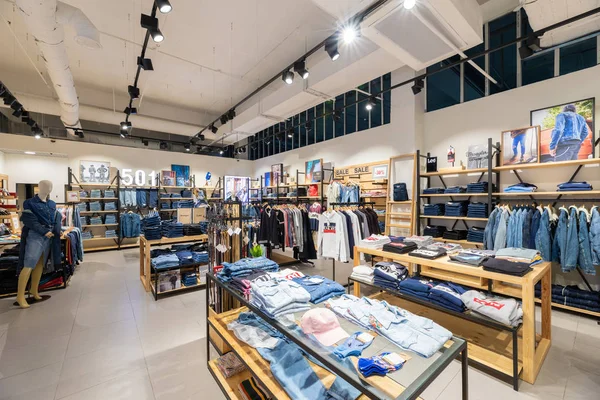 Minsk, Belarus-26 Mart 2018: moda giysi dükkanı iç çekim