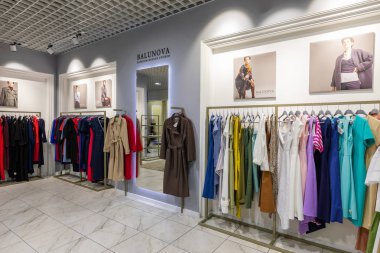 Minsk, Belarus-26 Mart 2018: moda giysi dükkanı iç çekim