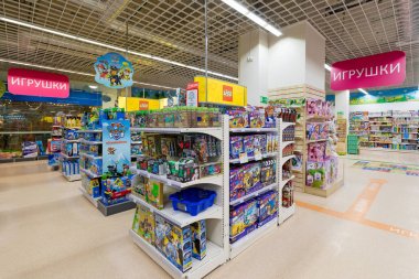 Minsk, Belarus-26 Mart 2018: çocuk dükkanında oyuncaklar bölümünün Iç