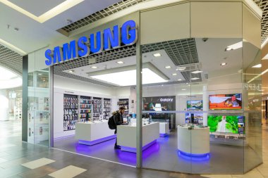 Minsk, Belarus-26 Mart 2018: alışveriş merkezinde Samsung Mağazası. Samsung Electronics Co., Ltd. Dünya ikinci en büyük bilgi teknolojisi şirketi gelir, sonra Apple