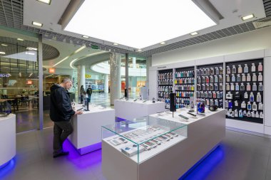 Minsk, Belarus-26 Mart 2018: alışveriş merkezinde Samsung Mağazası. Samsung Electronics Co., Ltd. Dünya ikinci en büyük bilgi teknolojisi şirketi gelir, sonra Apple