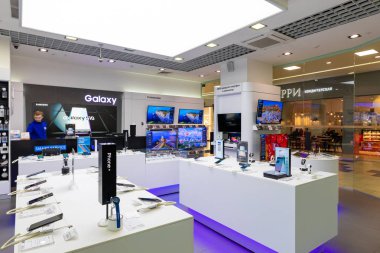 Minsk, Belarus-26 Mart 2018: alışveriş merkezinde Samsung Mağazası. Samsung Electronics Co., Ltd. Dünya ikinci en büyük bilgi teknolojisi şirketi gelir, sonra Apple