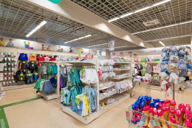 Minsk, Belarus-26 Mart 2018: çocuk dükkanında giyim bölümünün Iç