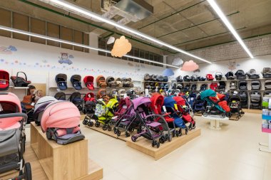 Minsk, Belarus-26 Mart 2018: bir toodlers deposunda bebek arabası koltuğu ve bebek koltuğu bölümleri