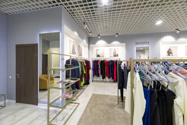 Минск, Беларусь - 26 марта 2018 года: интерьерный снимок магазина модной одежды — стоковое фото