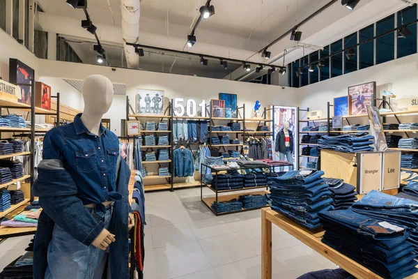 Minsk, Belarus - March 26, 2018: interior shot of Levis shop — Stock Photo, Image