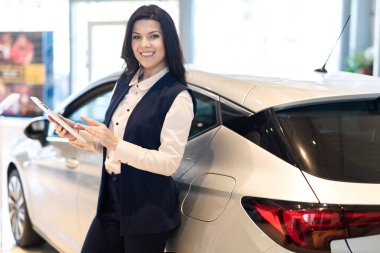 Profesyonel satış temsilcisi Bayilik merkezinde yeni bir araba mevcut