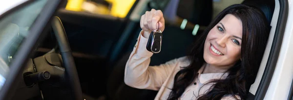 Mulher cliente feliz comprando um carro novo no centro de dealeship — Fotografia de Stock