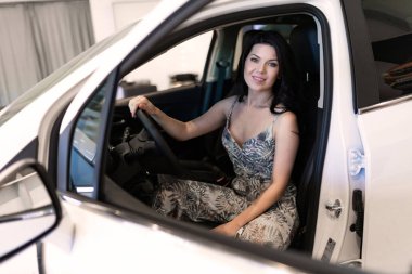 Yeni arabada oturan Charming müşteri Brunet sadece Deal, merkezinde satın