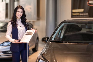 Güzel satan kadın Bayilik merkezinde yeni araba yakın Teen