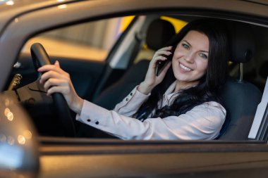 Araba bayiliği yeni araç oturan mutlu kadın alıcı