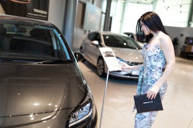 büyüleyici Brunet Deal, merkezinde yeni araba kontrol açıklaması