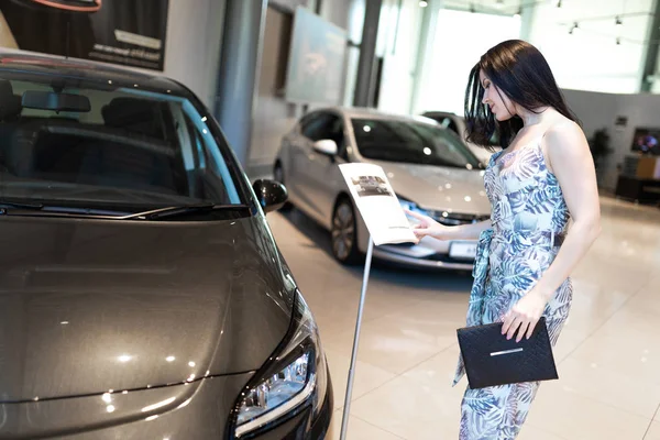 büyüleyici Brunet Deal, merkezinde yeni araba kontrol açıklaması