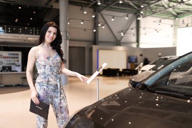 büyüleyici Brunet Deal, merkezinde yeni araba kontrol açıklaması