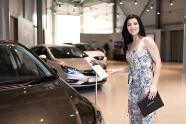 büyüleyici Brunet Deal, merkezinde yeni araba kontrol açıklaması