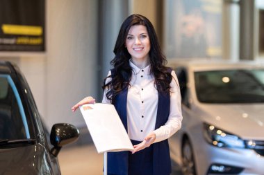 Güzel satan kadın Bayilik merkezinde yeni araba yakın Teen