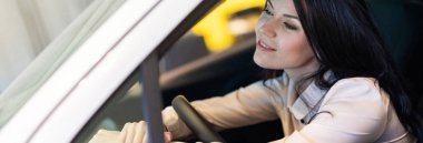 Mutlu müşteri kadın Deal, merkezinde yeni bir araba satın