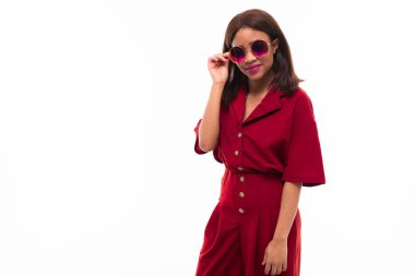 beyaz arka plan üzerinde possing Afrikalı genç kız modern portre