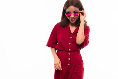 beyaz arka plan üzerinde izole koyu tenli genç kız portresi