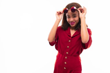 beyaz arka plan üzerinde izole koyu tenli genç kız portresi