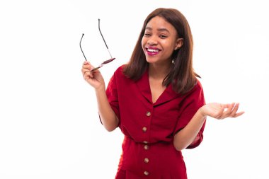 beyaz arka plan üzerinde izole koyu tenli genç kız portresi