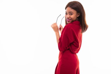 beyaz arka plan üzerinde izole koyu tenli genç kız portresi