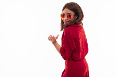 beyaz arka plan üzerinde possing Afrikalı genç kız modern portre