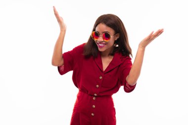 beyaz arka plan üzerinde possing Afrikalı genç kız modern portre