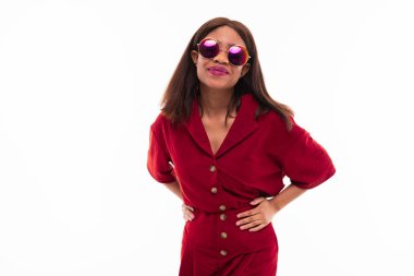 beyaz arka plan üzerinde possing Afrikalı genç kız modern portre