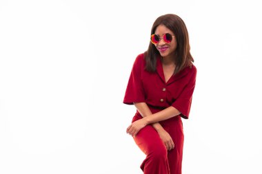 ellerini gesticulating koyu tenli büyüleyici genç kız portresi