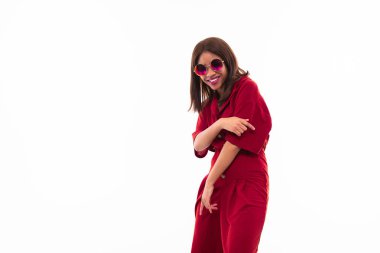 ellerini gesticulating koyu tenli büyüleyici genç kız portresi