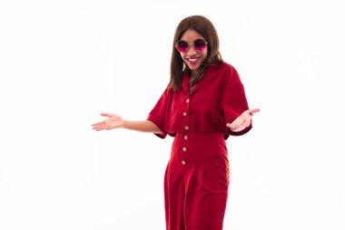 ellerini gesticulating koyu tenli büyüleyici genç kız portresi