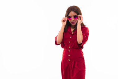 ellerini gesticulating koyu tenli büyüleyici genç kız portresi