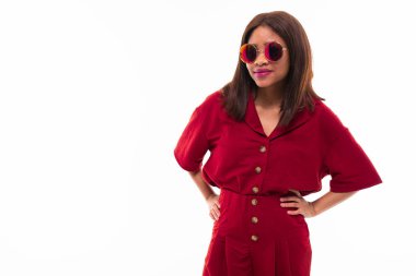 beyaz arka plan üzerinde possing Afrikalı genç kız modern portre