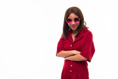 beyaz arka plan üzerinde possing Afrikalı genç kız modern portre