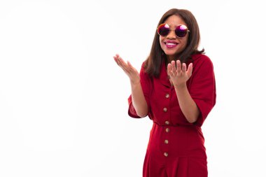 beyaz arka plan üzerinde possing Afrikalı genç kız modern portre