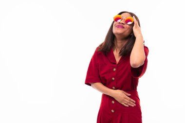 beyaz arka plan üzerinde possing Afrikalı genç kız modern portre