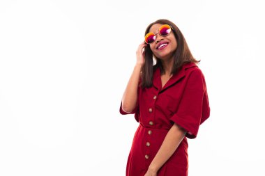 beyaz arka plan üzerinde possing Afrikalı genç kız modern portre