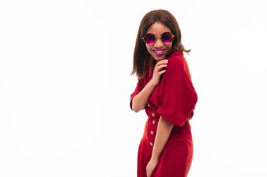 beyaz arka plan üzerinde possing Afrikalı genç kız modern portre