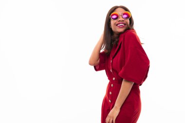 beyaz arka plan üzerinde possing Afrikalı genç kız modern portre