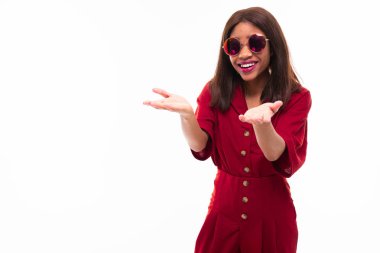 beyaz arka plan üzerinde izole koyu tenli genç kız portresi