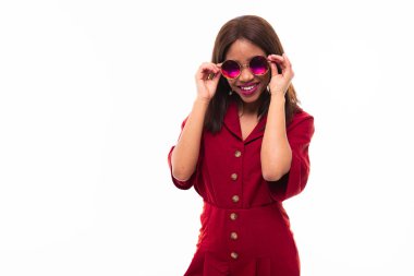 beyaz arka plan üzerinde possing Afrikalı genç kız modern portre