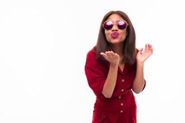 ellerini gesticulating koyu tenli büyüleyici genç kız portresi