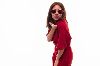 ellerini gesticulating koyu tenli büyüleyici genç kız portresi