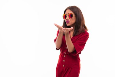 ellerini gesticulating koyu tenli büyüleyici genç kız portresi