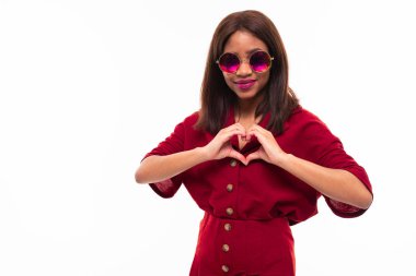 ellerini gesticulating koyu tenli büyüleyici genç kız portresi