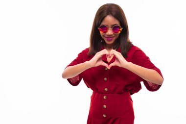 ellerini gesticulating koyu tenli büyüleyici genç kız portresi