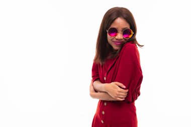 Arka planda etkileyici güzel Afro-Amerikan kız portresi