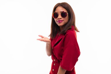 ellerini gesticulating koyu tenli büyüleyici genç kız portresi