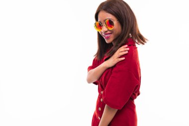 Arka planda etkileyici güzel Afro-Amerikan kız portresi